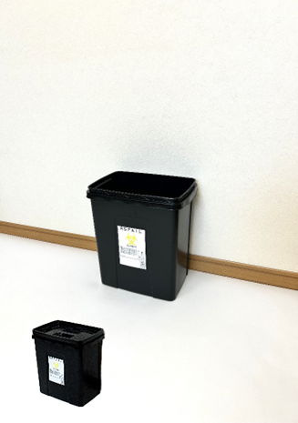 黒いプラスチック容器